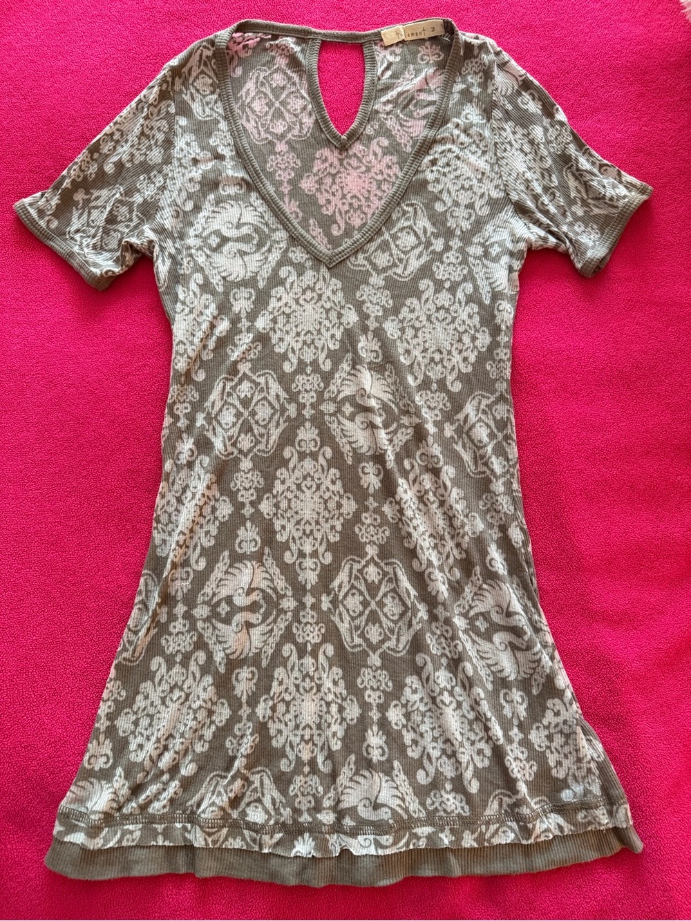 Testament Women’s Taupe Patterned V-Neck Short Sleeve Top